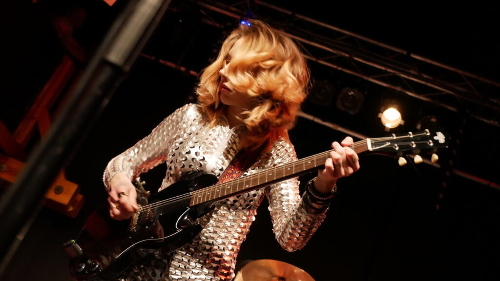 Vanja Sky with her Maybach Albatroz Guitar Electric